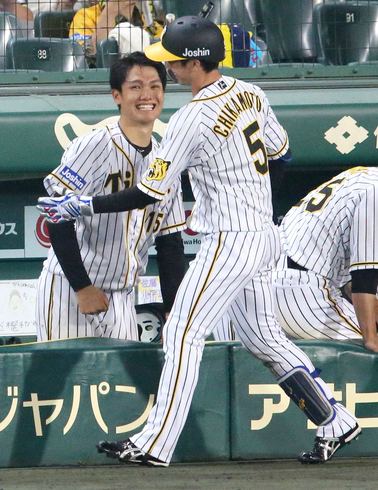 阪神対ヤクルト　5回裏阪神1死、西純（左）は先制の右越え本塁打を放った近本（手前）を出迎える（撮影・上山淳一）