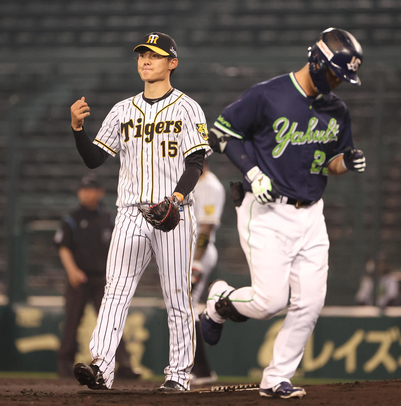 阪神対ヤクルト　5回表ヤクルト無死、青木（右）を二飛に抑える西純（撮影・清水貴仁）