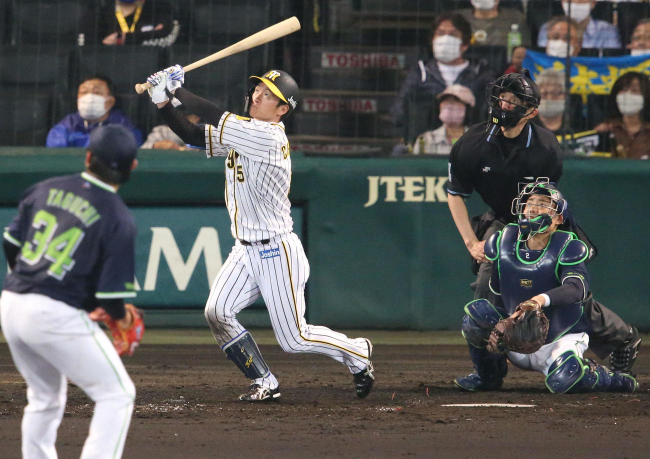 阪神対ヤクルト　5回裏阪神1死、近本は先制の右越え本塁打を放つ（撮影・上山淳一）