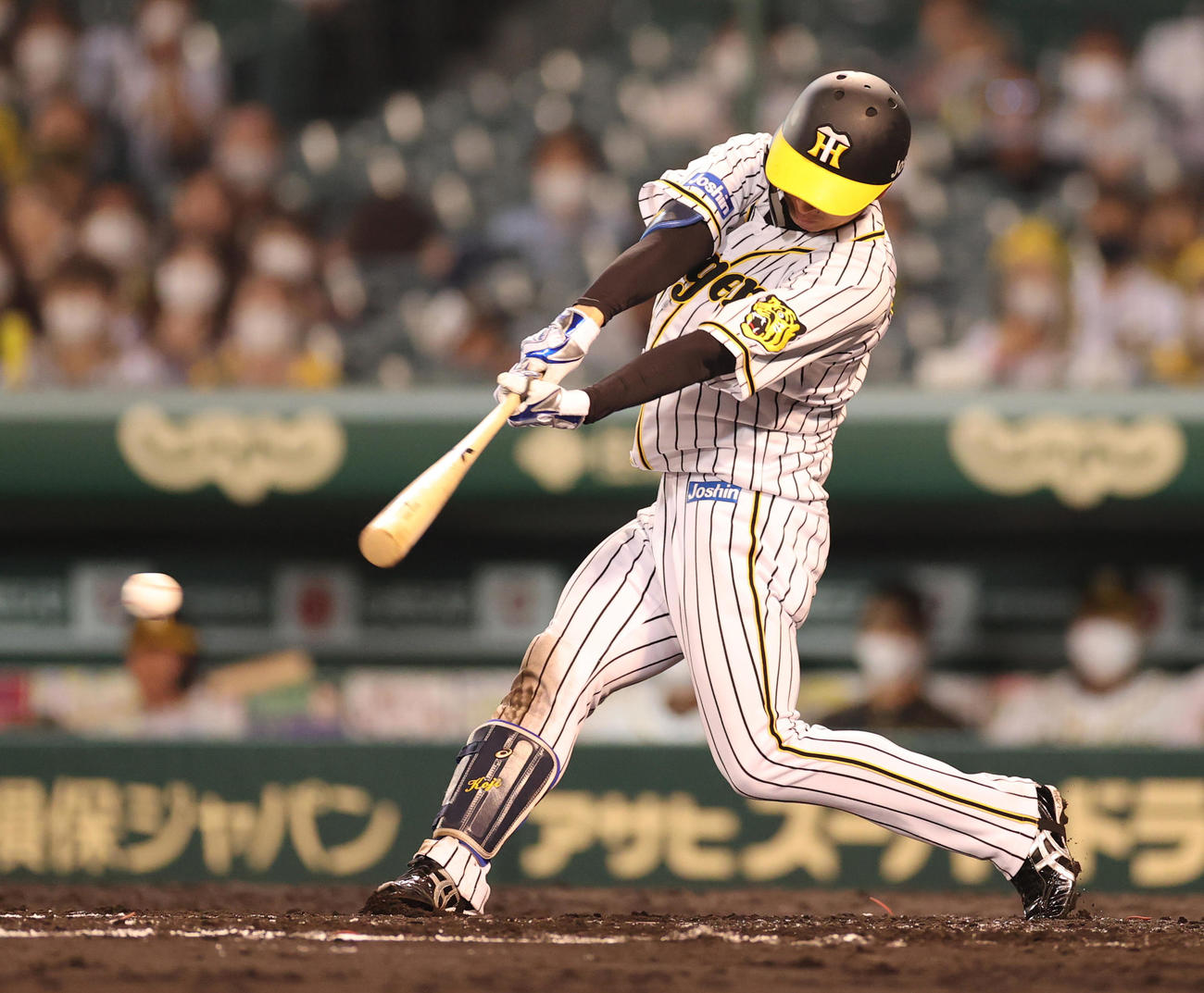 阪神対ヤクルト　7回裏阪神1死一塁、右前打を放つ近本（撮影・清水貴仁）