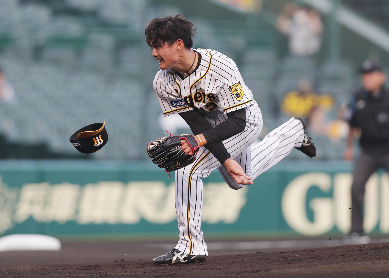 阪神対ヤクルト　プロ初先発で帽子を飛ばして力投する阪神西純（撮影・前田充）