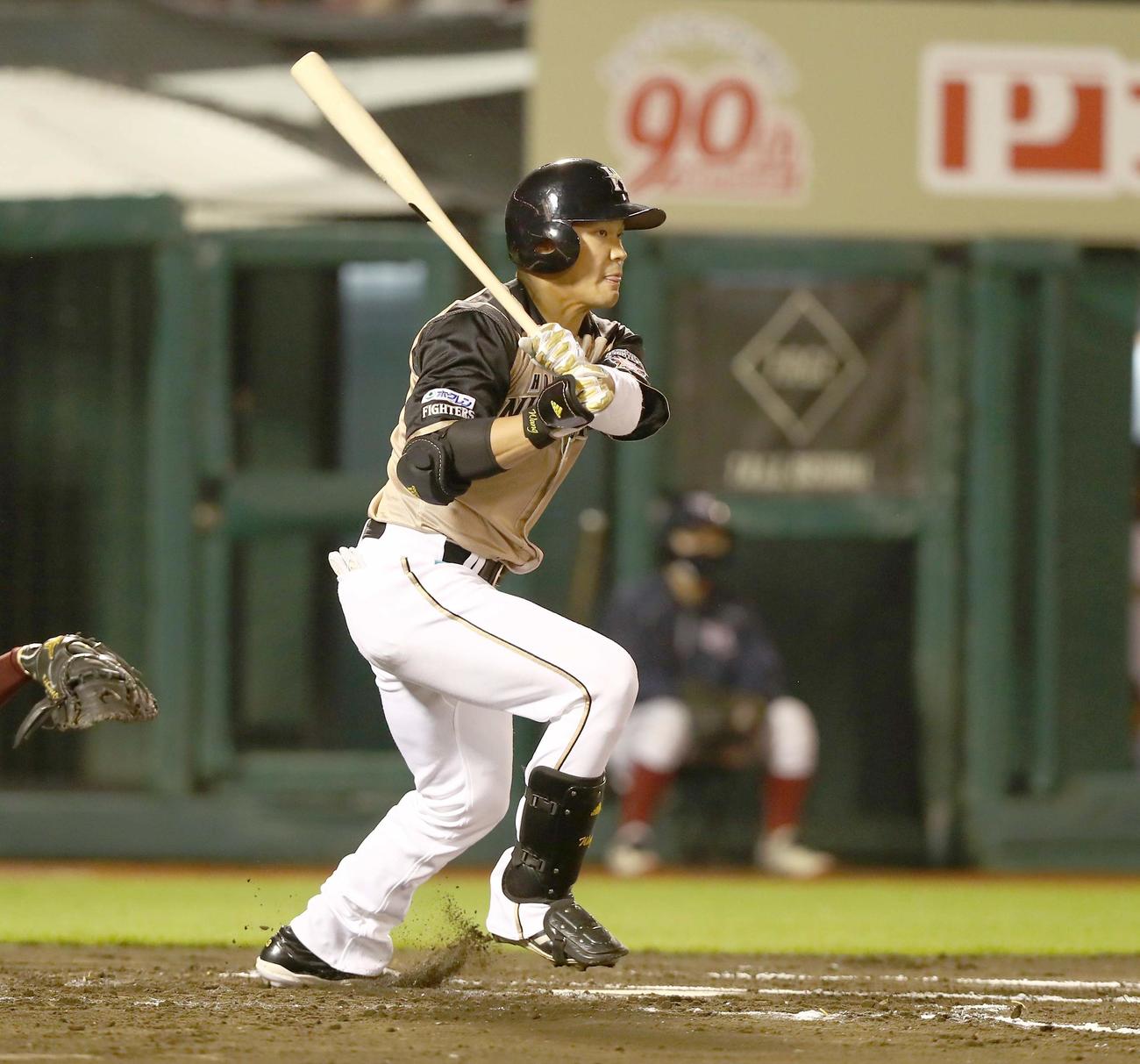楽天対日本ハム　6回表日本ハム2死満塁、右前2点適時打を放つ王柏融（撮影・黒川智章）