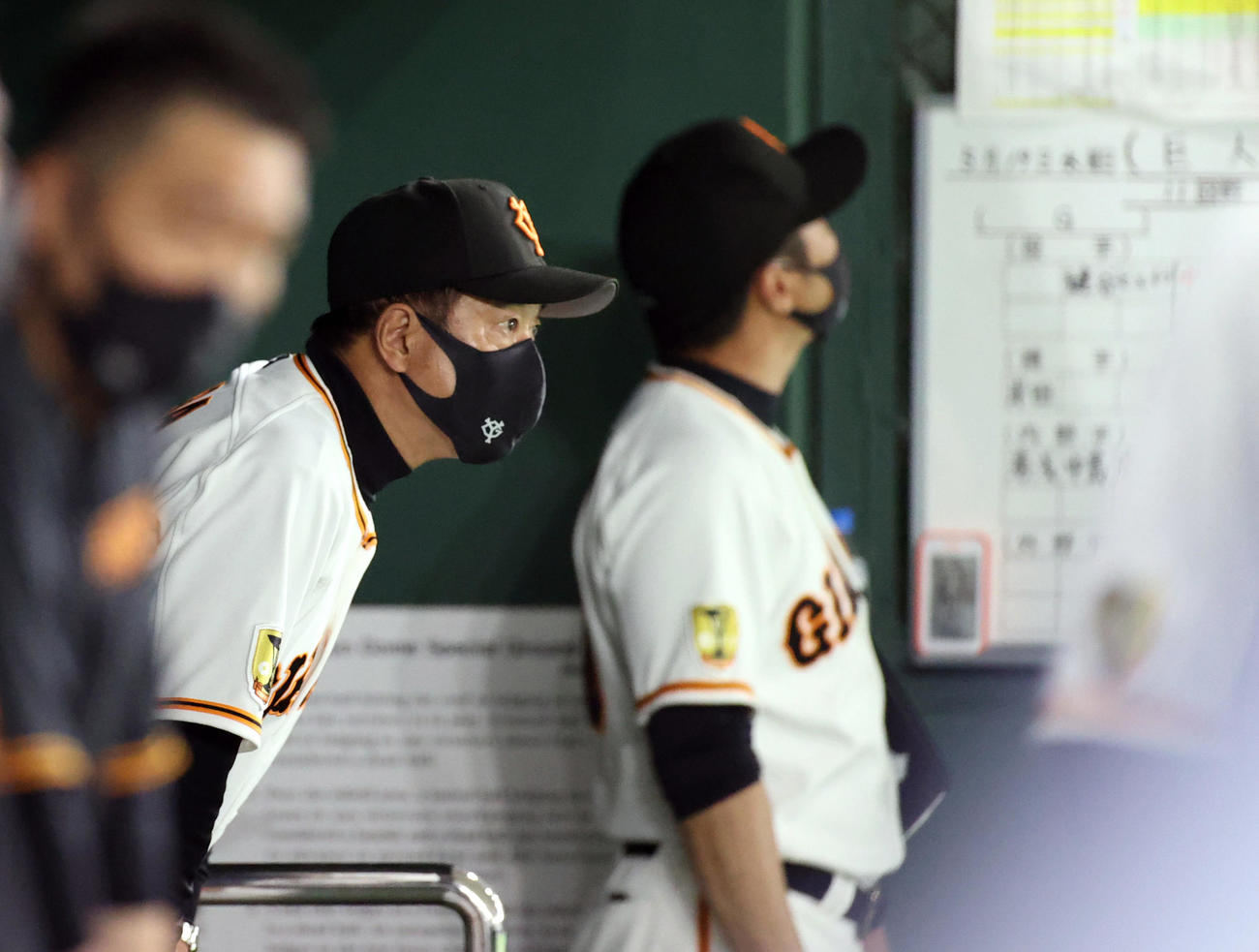 巨人対広島　6回表途中、選手の交代を告げ、ぶぜんとした表情の原監督（撮影・狩俣裕三）