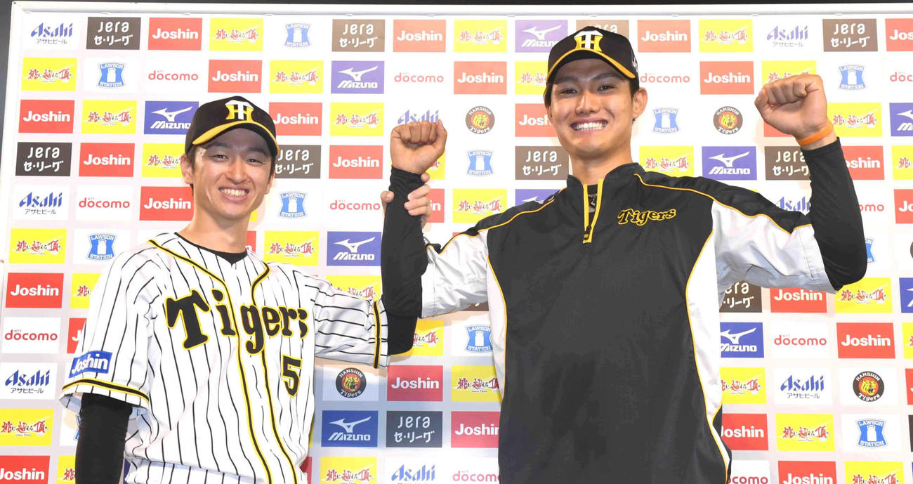 お立ち台で笑顔を見せる阪神近本（左）と西純矢（代表撮影）