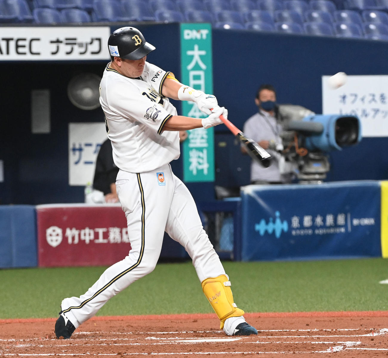 オリックス対ロッテ　2回裏オリックス無死、杉本は右中間に先制本塁打を放つ（撮影・前岡正明）