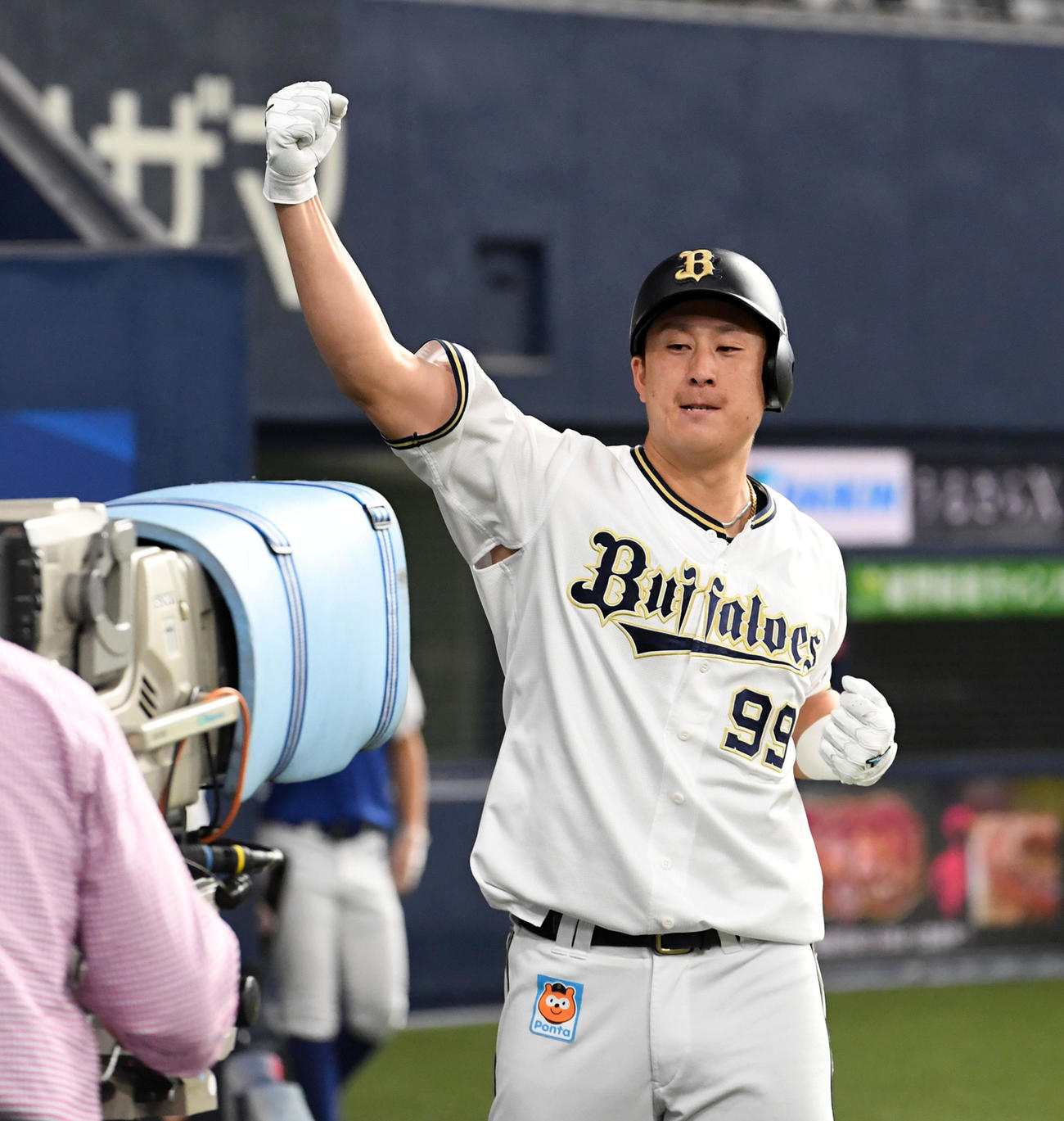 オリックス対ロッテ　8回裏オリックス1死、杉本は中越え本塁打を放ち昇天ポーズ（撮影・前岡正明）