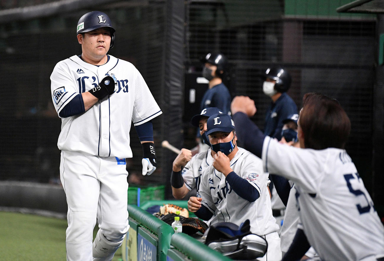 西武対ソフトバンク　4回裏西武無死、同点の中越えソロ本塁打を放った中村（左）は生還しナインから祝福される（撮影・滝沢徹郎）