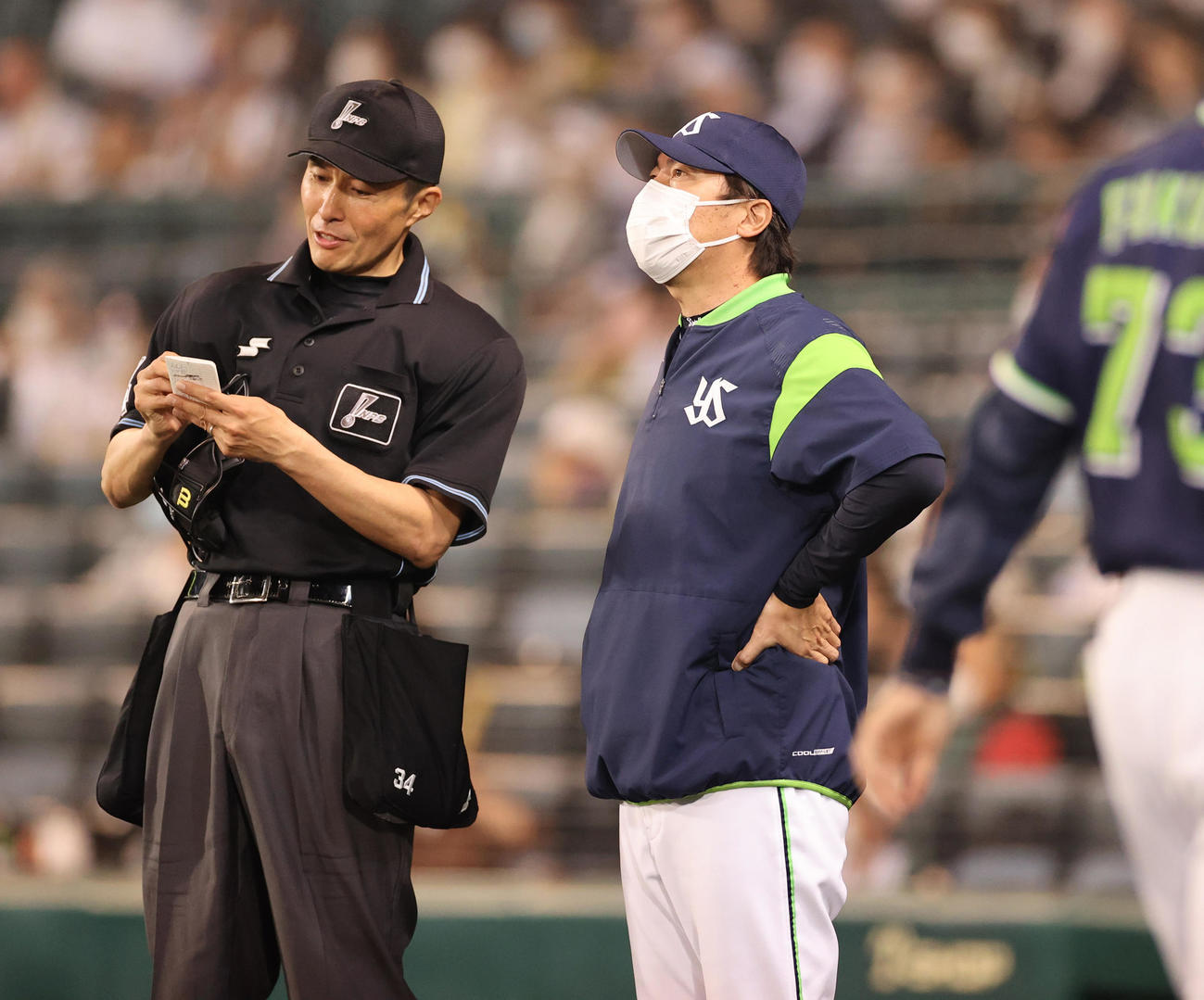 阪神対ヤクルト　8回裏阪神、選手交代を告げる高津監督（撮影・清水貴仁）