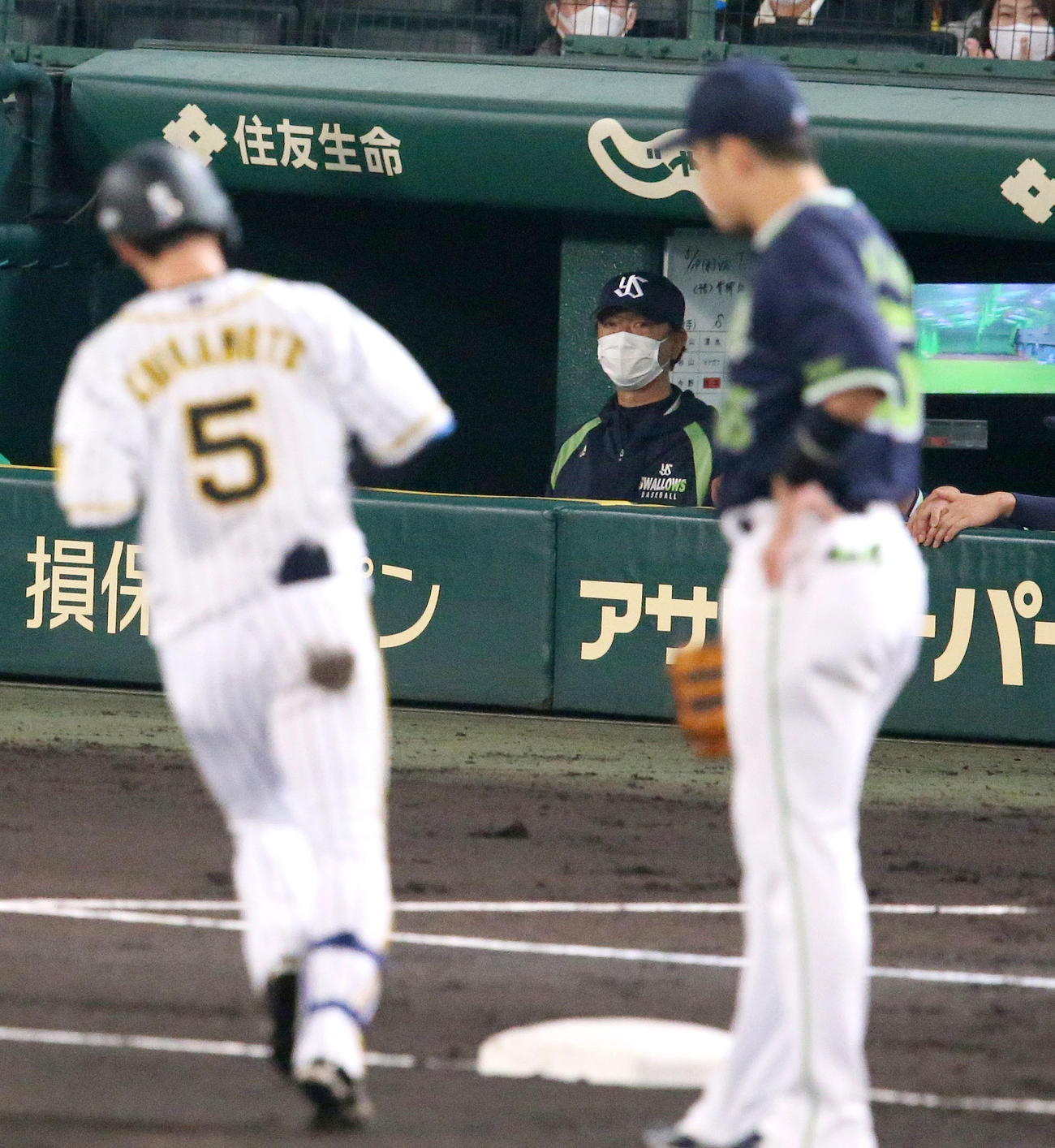 阪神対ヤクルト　5回裏阪神1死、高津監督（中央）は右越え本塁打を放った近本（左）を見つめる（撮影・上山淳一）