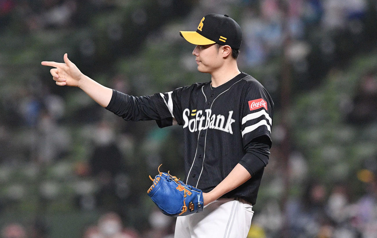西武対ソフトバンク　ナインを指さすソフトバンク先発の松本（撮影・滝沢徹郎）