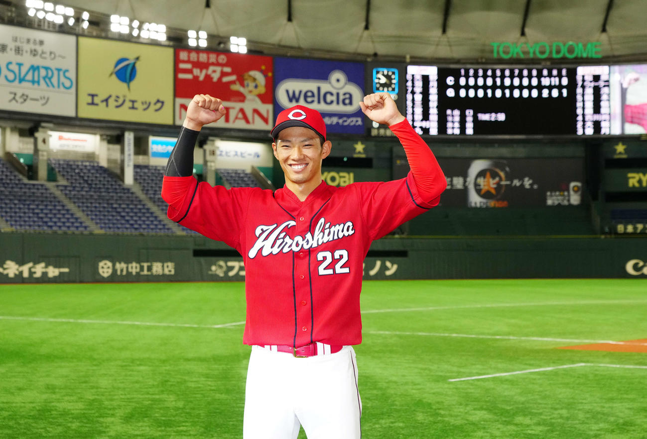 巨人対広島　試合後、ガッツポーズを見せる広島中村奨（撮影・江口和貴）