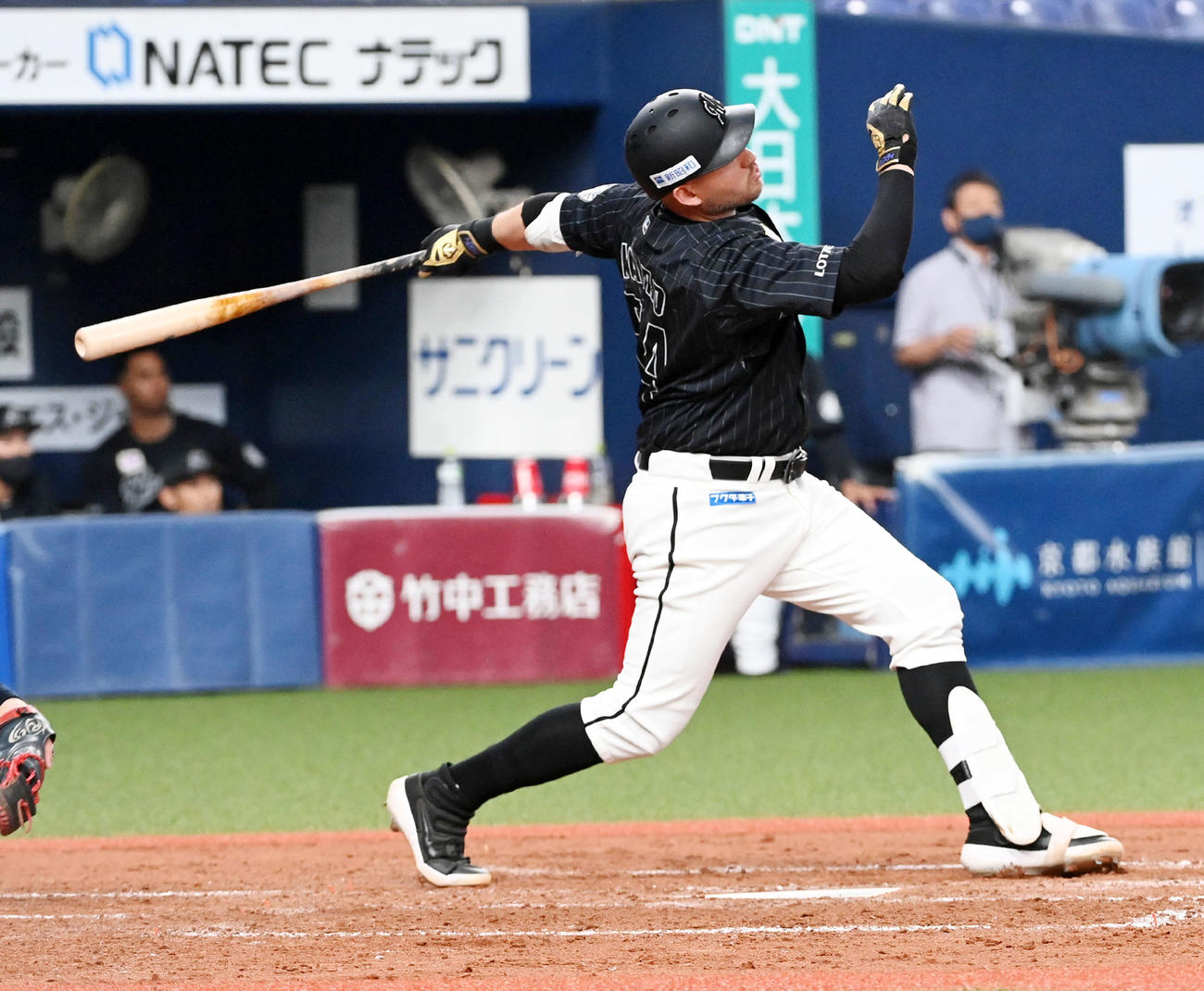 オリックス対ロッテ　5回表ロッテ2死、レアードは中越え本塁打を放つ（撮影・前岡正明）