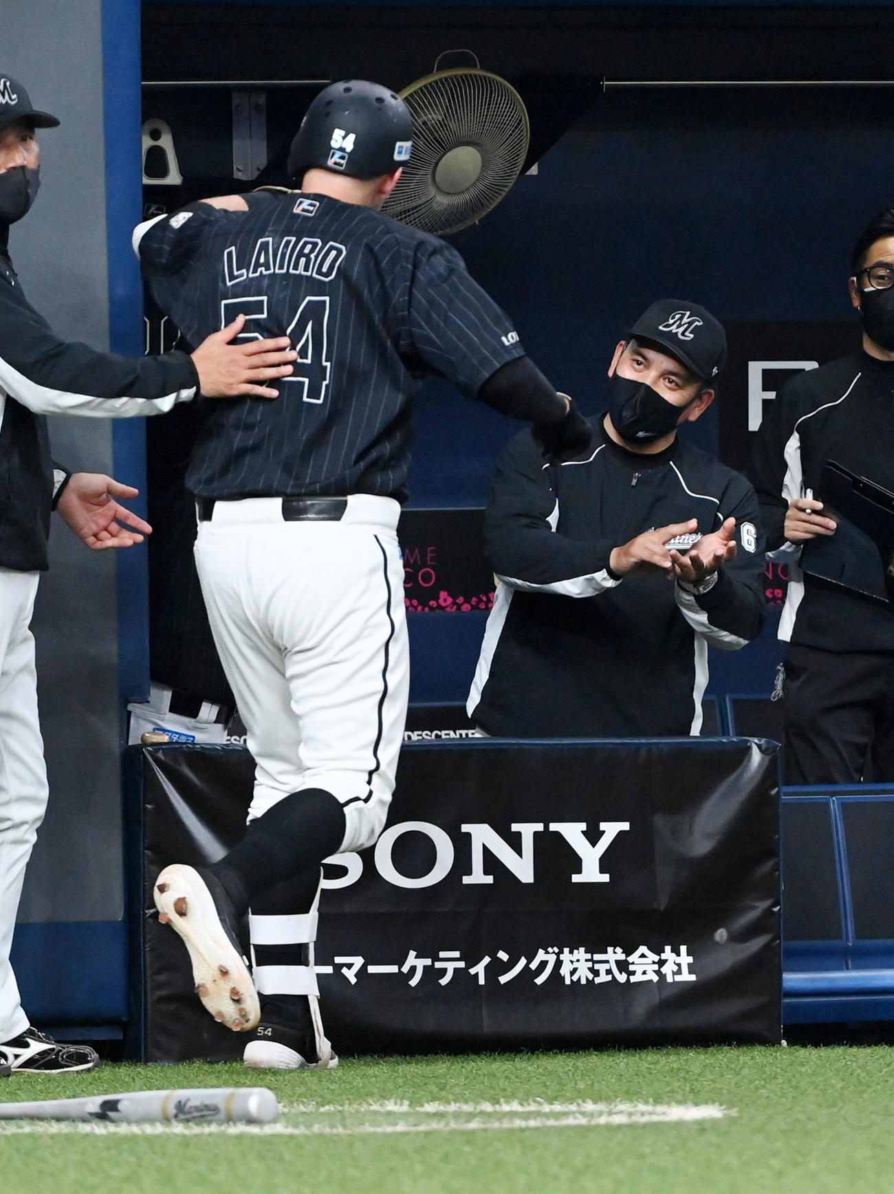 オリックス対ロッテ　5回表ロッテ2死、中越え本塁打を放ったレアード（左）をすしポーズで迎える井口監督（撮影・前岡正明）