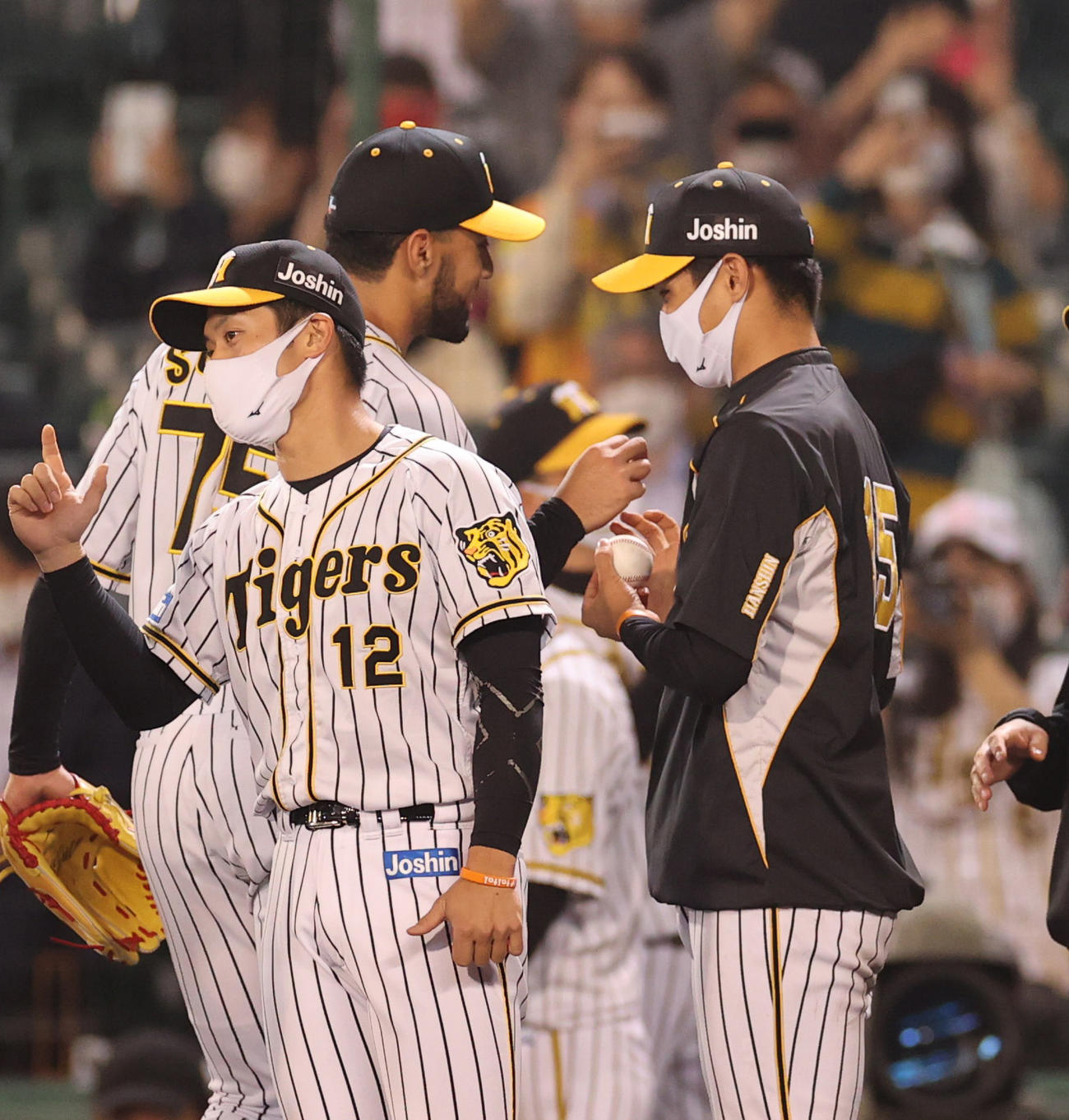 阪神対ヤクルト　プロ初先発で初勝利をあげスアレス（左奥）からウイニングボールを受け取る西純（撮影・清水貴仁）
