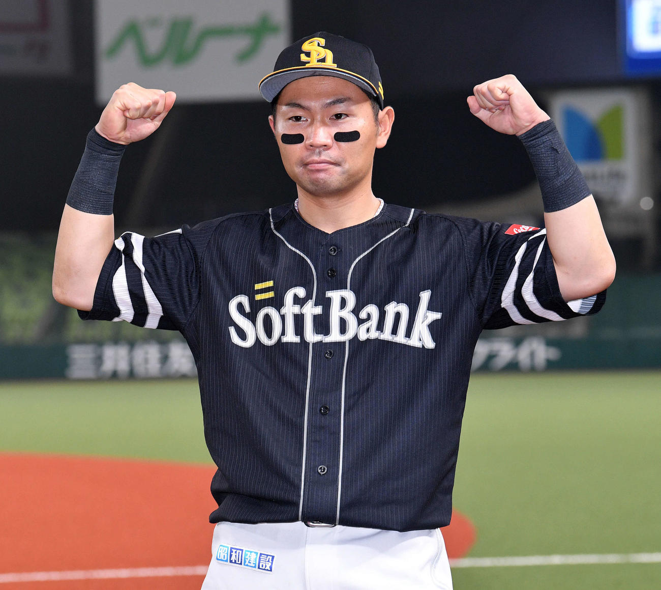 西武対ソフトバンク　ヒーローインタビューを終えポーズを決めるソフトバンク中村晃（撮影・滝沢徹郎）