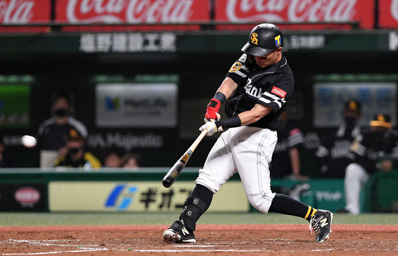 西武対ソフトバンク　5回表ソフトバンク2死一、二塁、中村晃は右中間へ2点適時三塁打を放つ（撮影・滝沢徹郎）