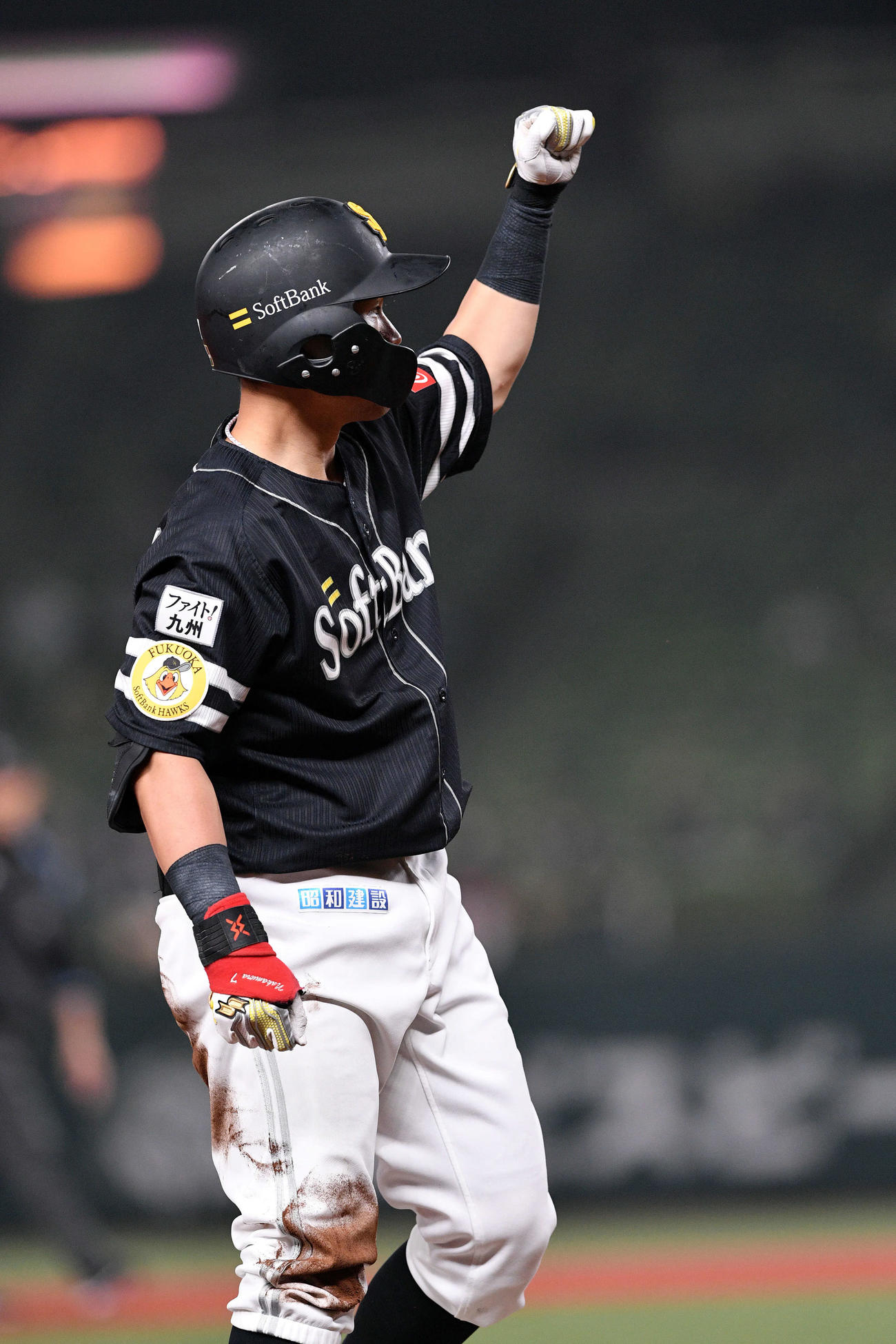 西武対ソフトバンク　5回表ソフトバンク2死一、二塁、中右中間へ2点適時三塁打を放った中村晃はベンチへ向かいガッツポーズする（撮影・滝沢徹郎）