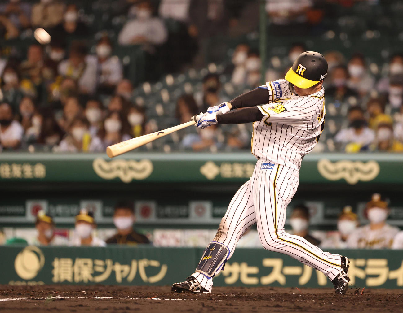 阪神対ヤクルト　5回裏阪神1死、右越え先制本塁打を放つ近本（撮影・清水貴仁）
