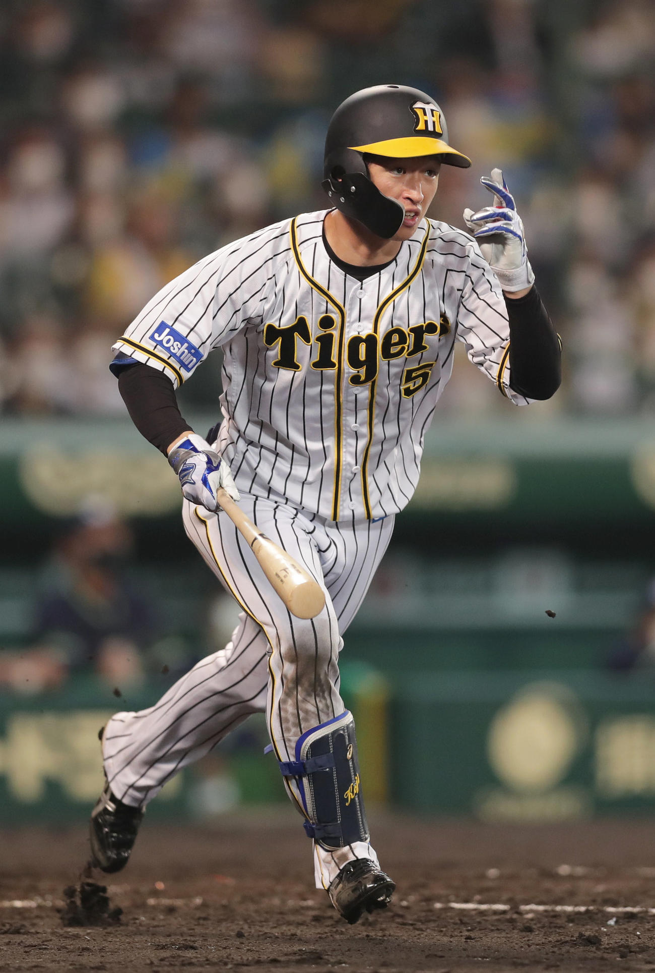 阪神対ヤクルト　5回裏阪神1死、右越え先制本塁打を放つ近本（撮影・前田充）