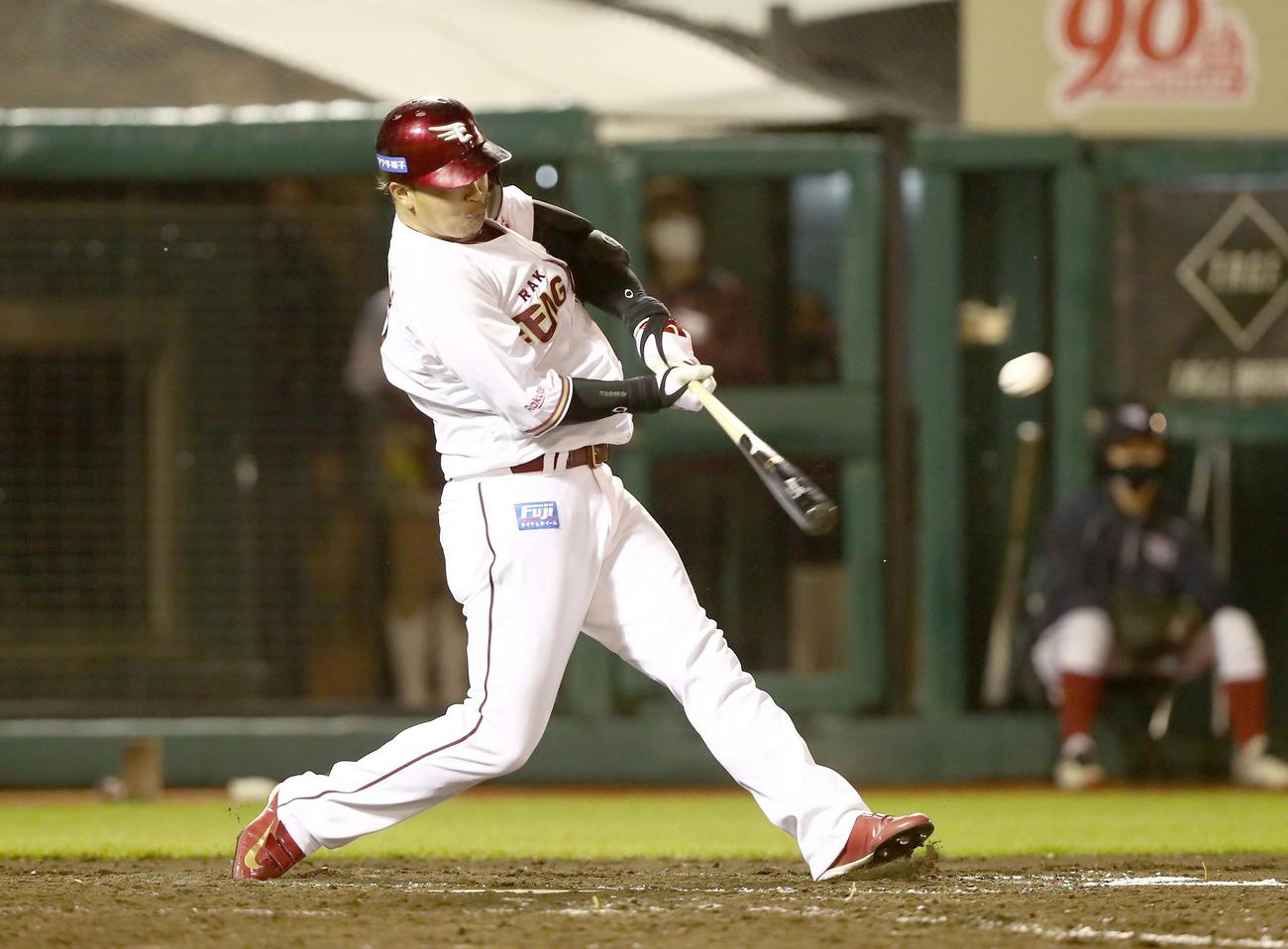 楽天対日本ハム　5回裏楽天1死一、三塁、左犠飛を放つ浅村（撮影・黒川智章）