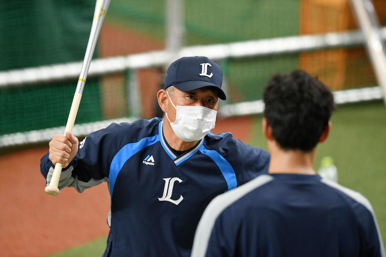 試合前練習で西武木村（手前）を指導する辻監督（撮影・滝沢徹郎）