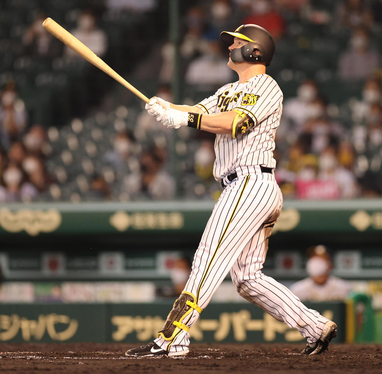 阪神対ヤクルト　8回裏阪神無死、左越え本塁打を放つサンズ（撮影・清水貴仁）