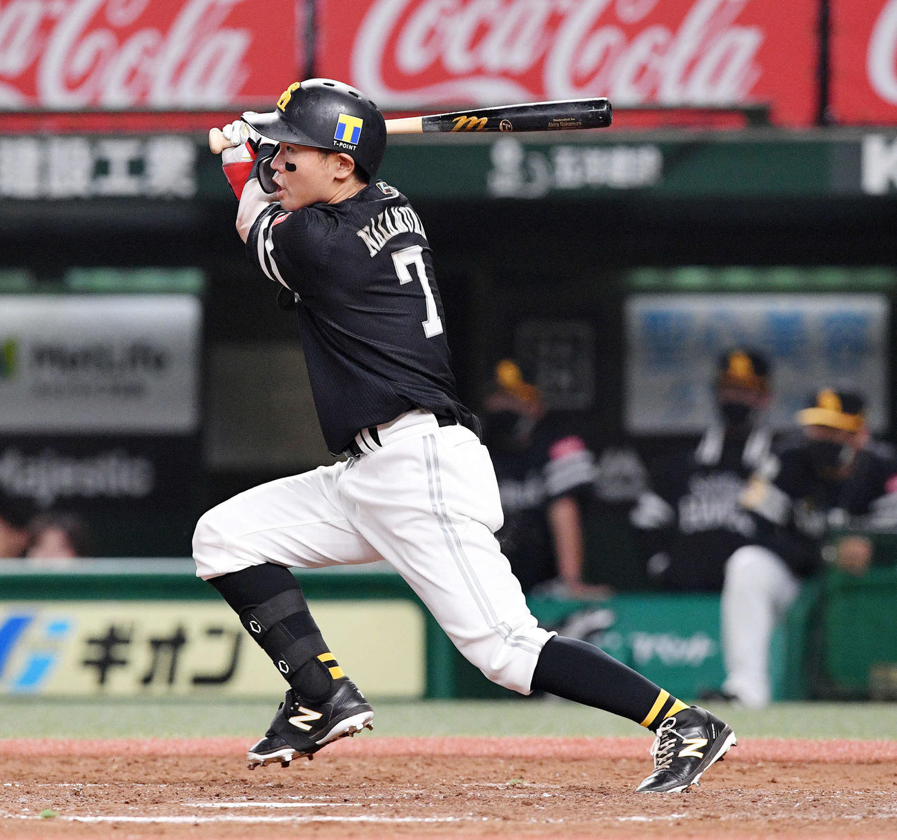 西武対ソフトバンク　5回表ソフトバンク2死一、二塁、中村晃は右中間へ2点適時三塁打を放つ（撮影・滝沢徹郎）