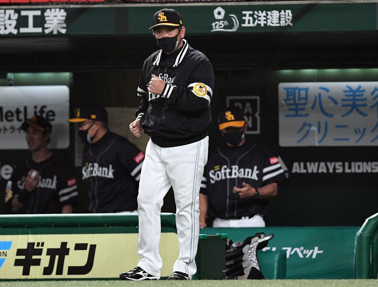 西武対ソフトバンク　9回表、代走を送るソフトバンク工藤監督（手前）（撮影・滝沢徹郎）