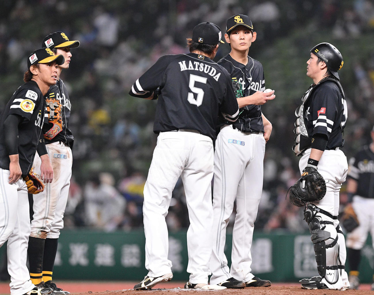 西武対ソフトバンク　7回裏、同点に追いつかれたソフトバンク泉（右から2人目）のもとに集まるナイン（撮影・滝沢徹郎）
