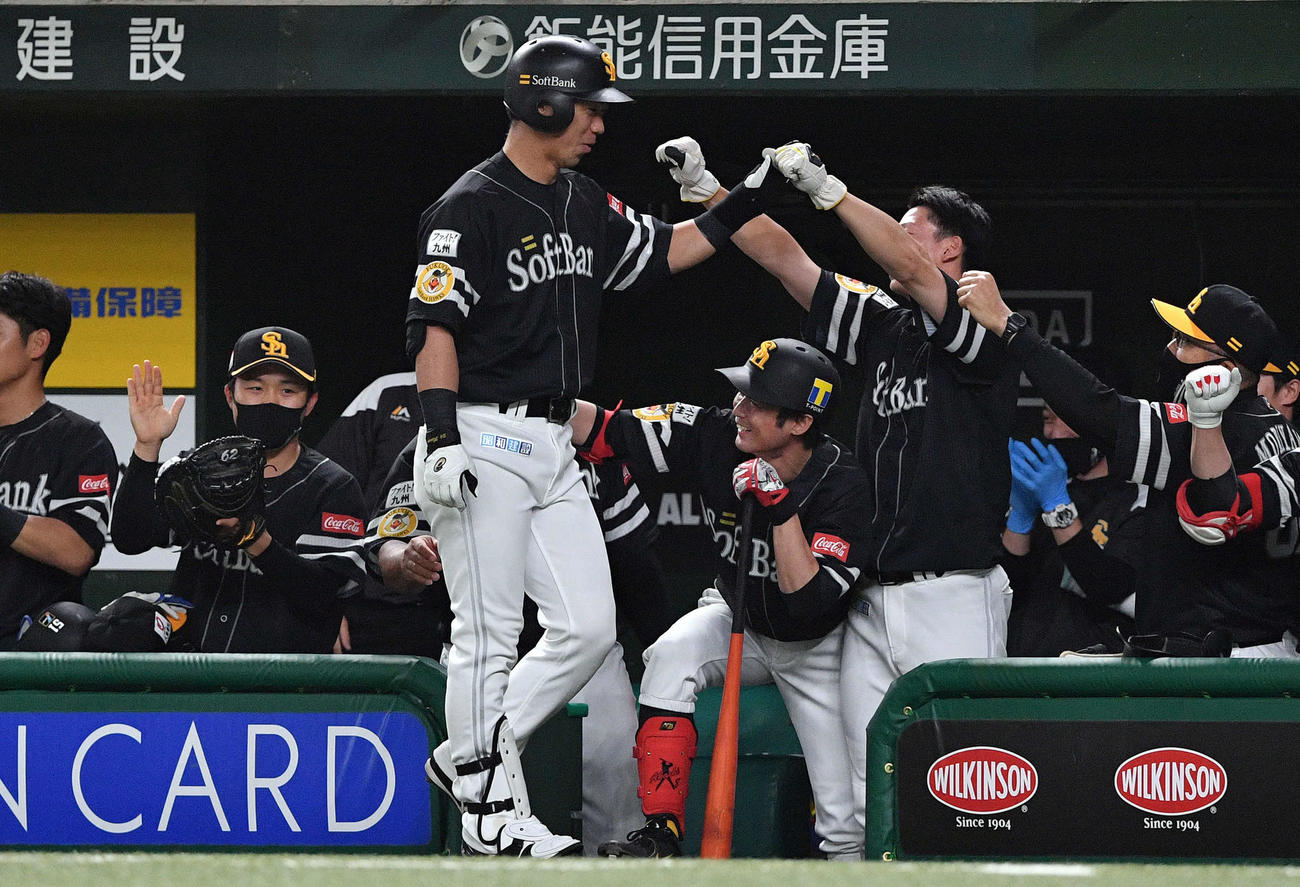 西武対ソフトバンク　9回表ソフトバンク1死三塁、勝ち越しの左犠飛を放った代打長谷川（手前）はベンチへ戻りナインから祝福される（撮影・滝沢徹郎）