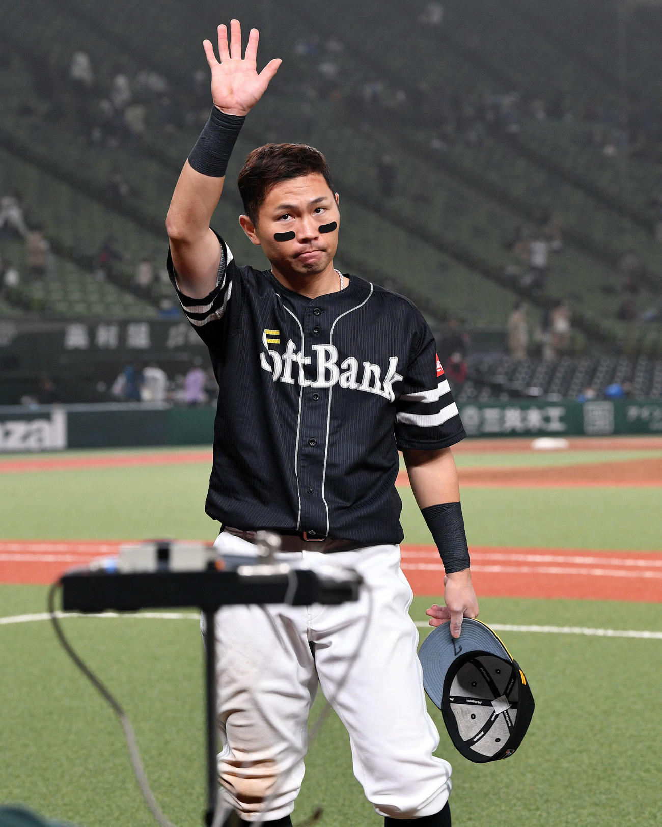 西武対ソフトバンク　ヒーローインタビューを終えファンにあいさつするソフトバンク中村晃（撮影・滝沢徹郎）