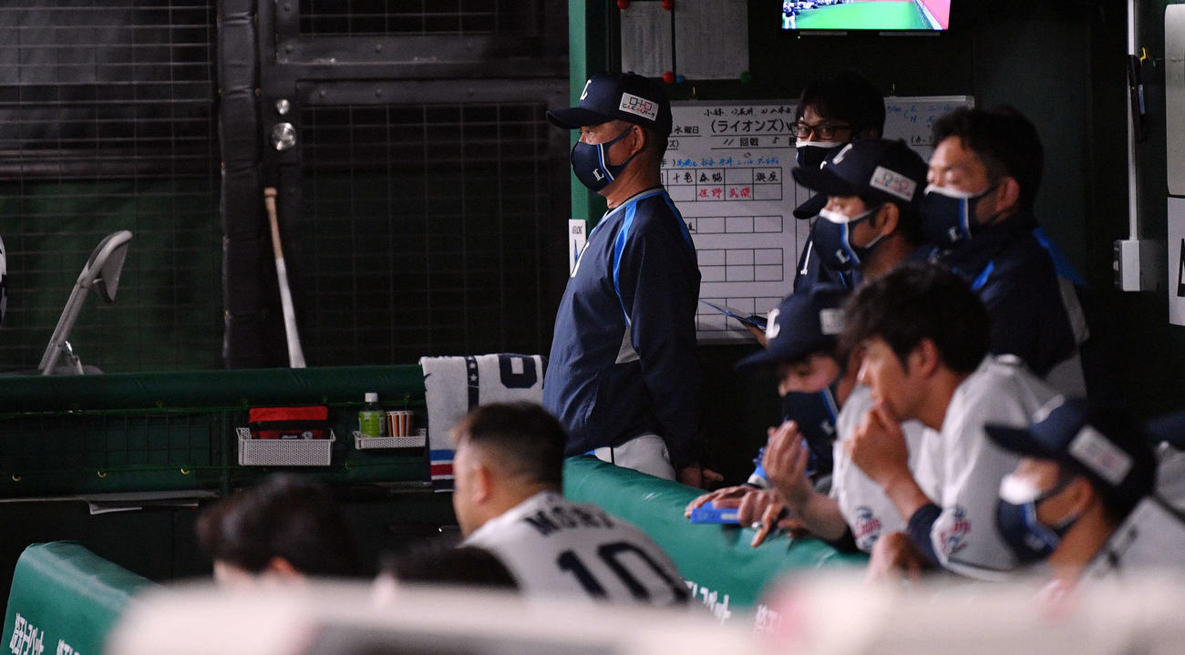 西武対ソフトバンク　9回、戦況を見つめる西武辻監督（奥左）（撮影・滝沢徹郎）