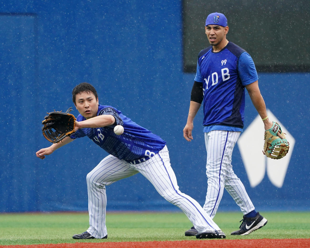 DeNA対中日　雨の中、ノックを受けるDeNA佐野（左）とソト（撮影・横山健太）