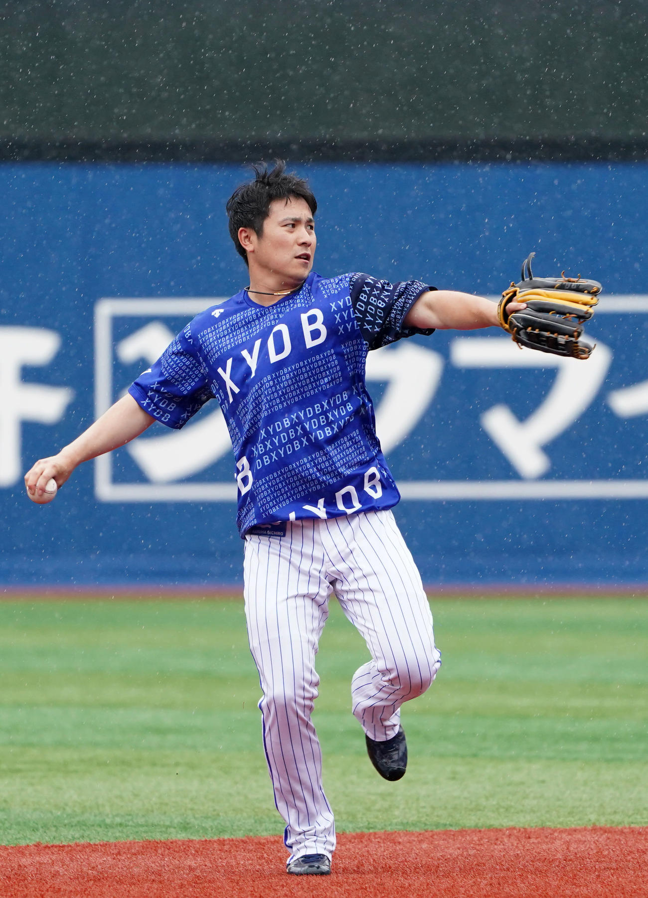 DeNA対中日　雨の中、ノックを受けるDeNA佐野（撮影・横山健太）