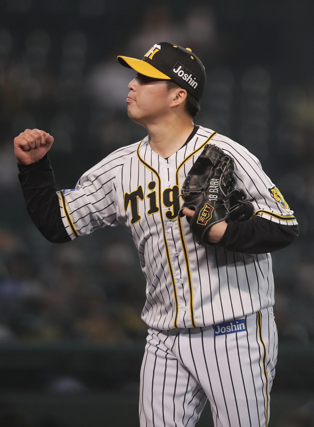 阪神対ヤクルト　7回表のヤクルト打線を抑え、ガッツポーズでベンチへ戻る馬場（撮影・前田充）