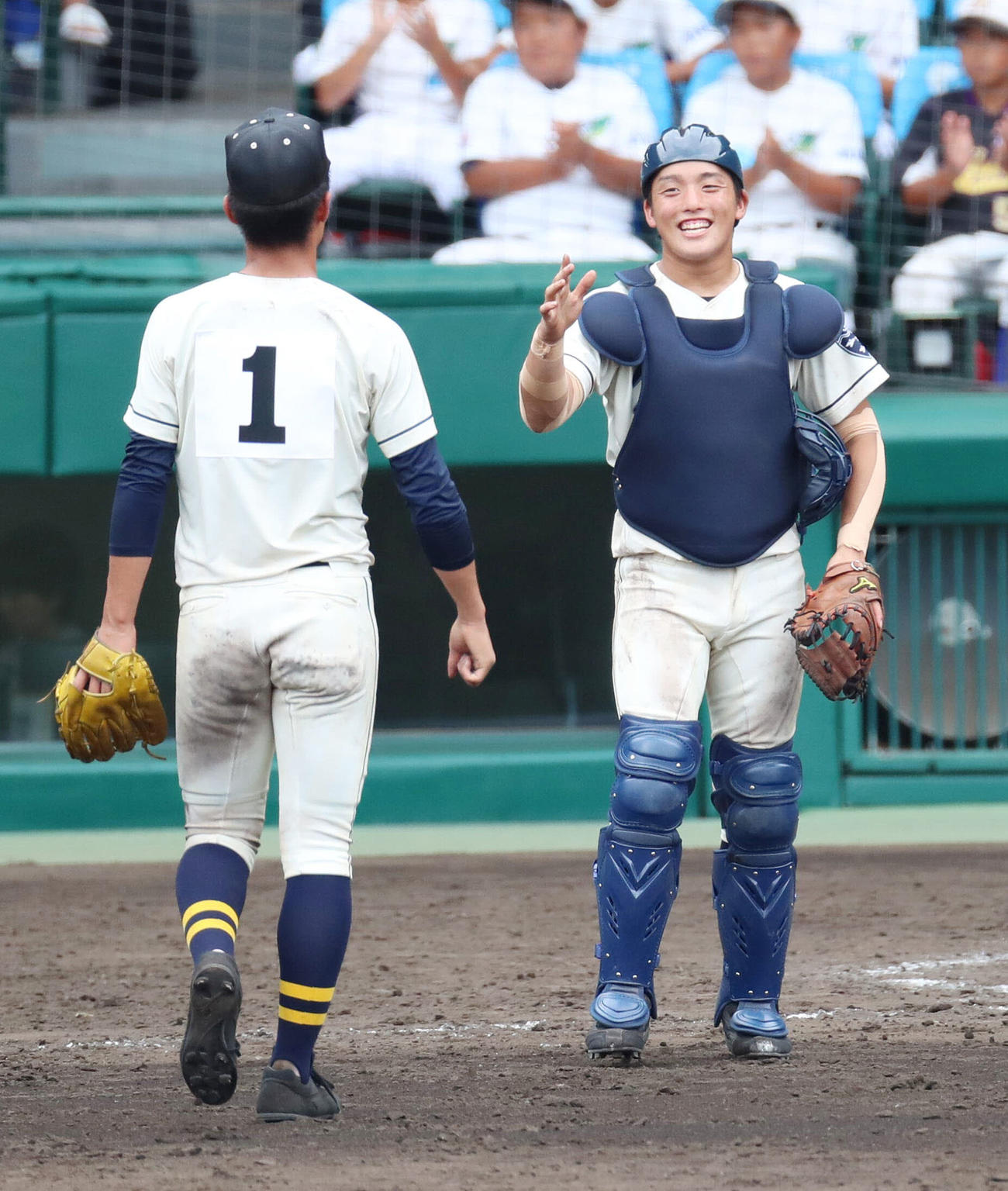 創成館に完封勝利した西純矢（左）を笑顔で迎える藤原駿也（2018年8月9日撮影）