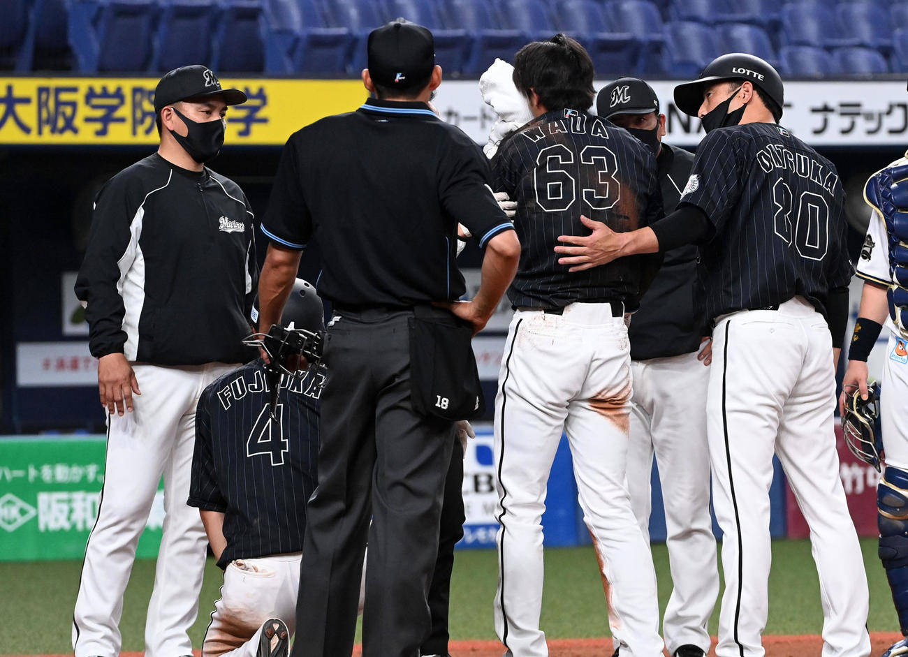 オリックス対ロッテ　7回表ロッテ1死三塁、井上の三塁ゴロで本塁を狙うもアウトになった代走の和田（中央）はヘッドスライディングの時に負傷、井口監督（左）も心配そうに見守る（撮影・前岡正明）