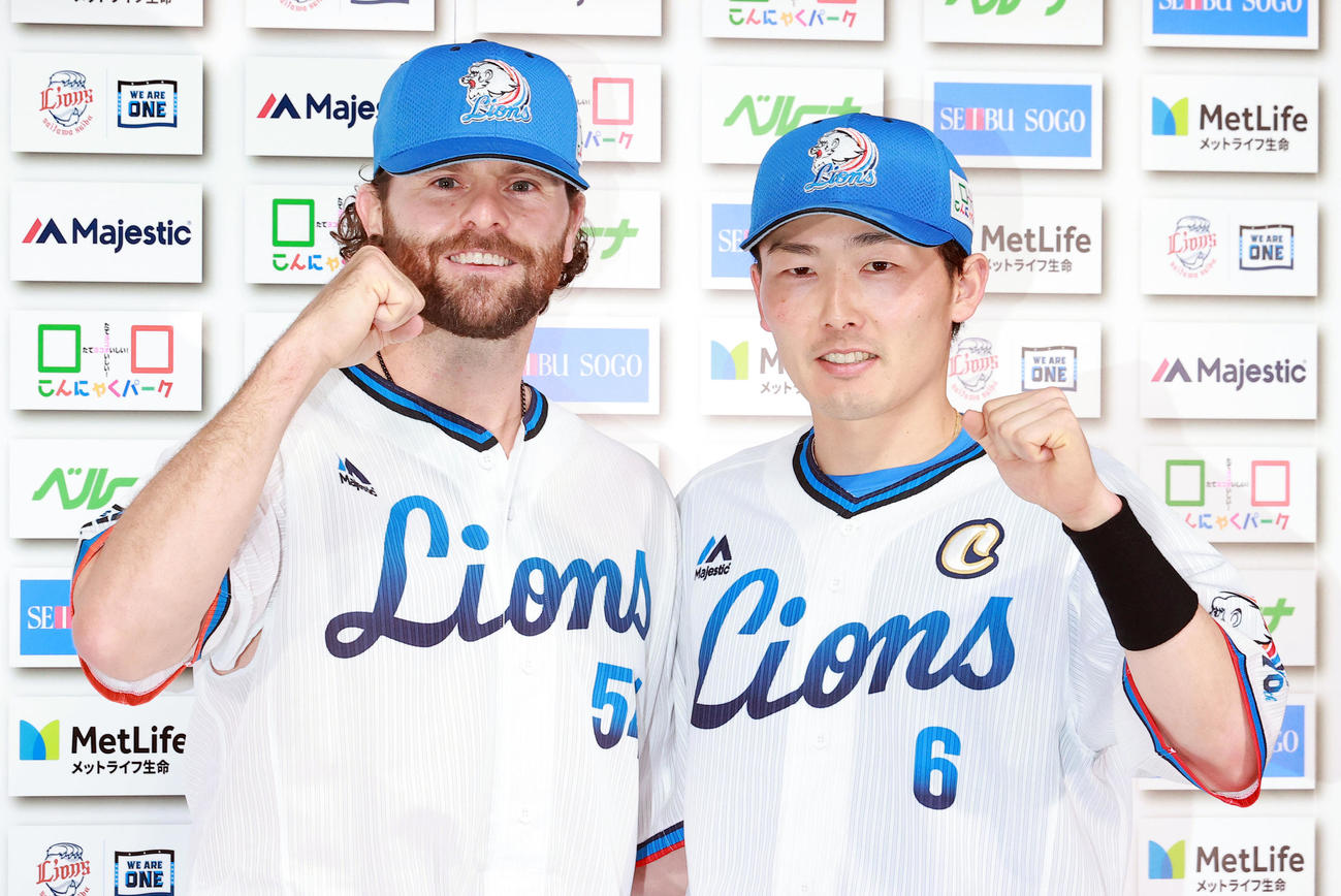 7－2の快勝で、インタビュー後ガッツポーズするニール（左）と源田（撮影・浅見桂子）