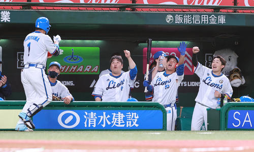 6回裏無死、栗山（手前）が中越え本塁打を放ち、ガッツポーズで迎える中村（中央）ら西武ナイン（撮影・浅見桂子）