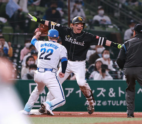 7回表無死二塁、松田は中越え適時三塁打を放ち、三塁に滑り込んでセーフのポーズ（撮影・浅見桂子）