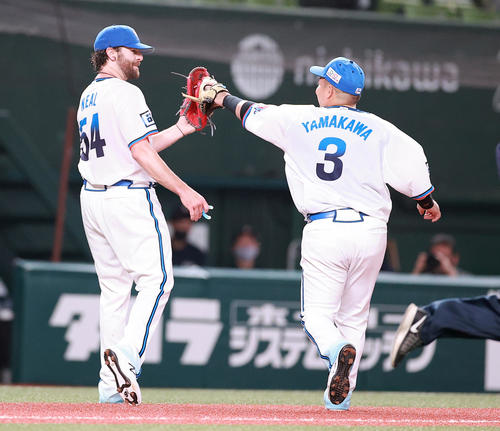 6回表ソフトバンクの攻撃を抑えたニール（左）は山川と笑顔でグラブタッチ（撮影・浅見桂子）