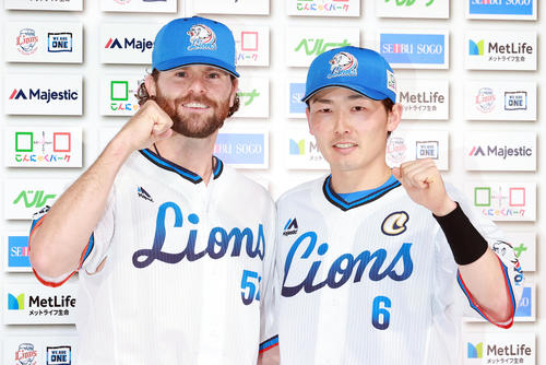 7－2の快勝で、インタビュー後ガッツポーズするニール（左）と源田（撮影・浅見桂子）