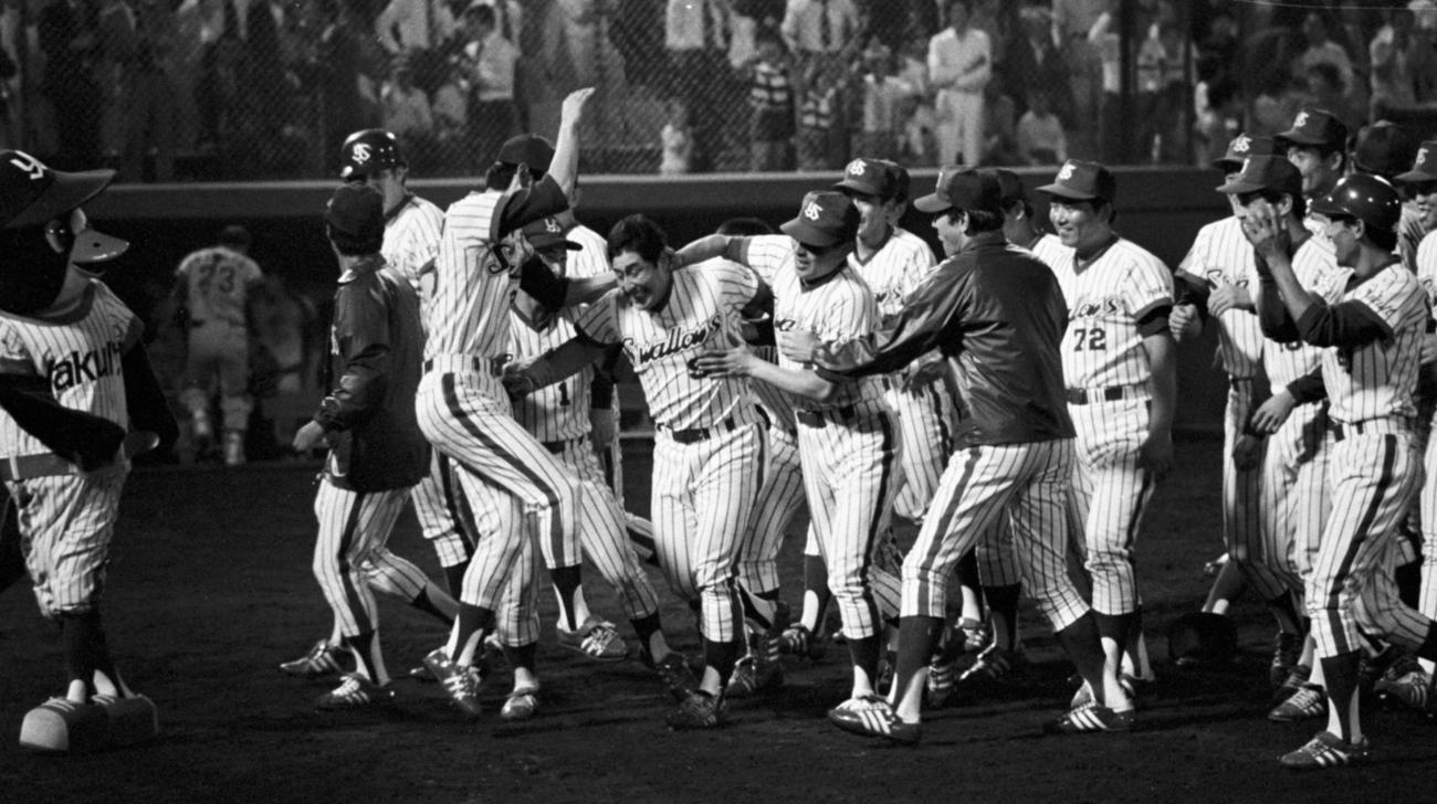 78年9月、中日戦でサヨナラ本塁打を放ちナインに歓迎されるヤクルト杉浦