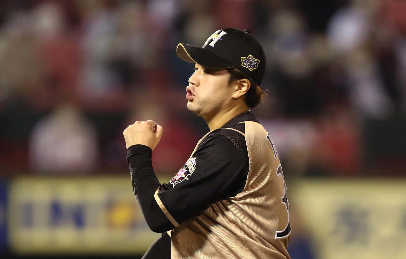 楽天対日本ハム　7回裏楽天2死二、三塁、田中和を三ゴロに抑えガッツポーズの日本ハム堀（撮影・黒川智章）
