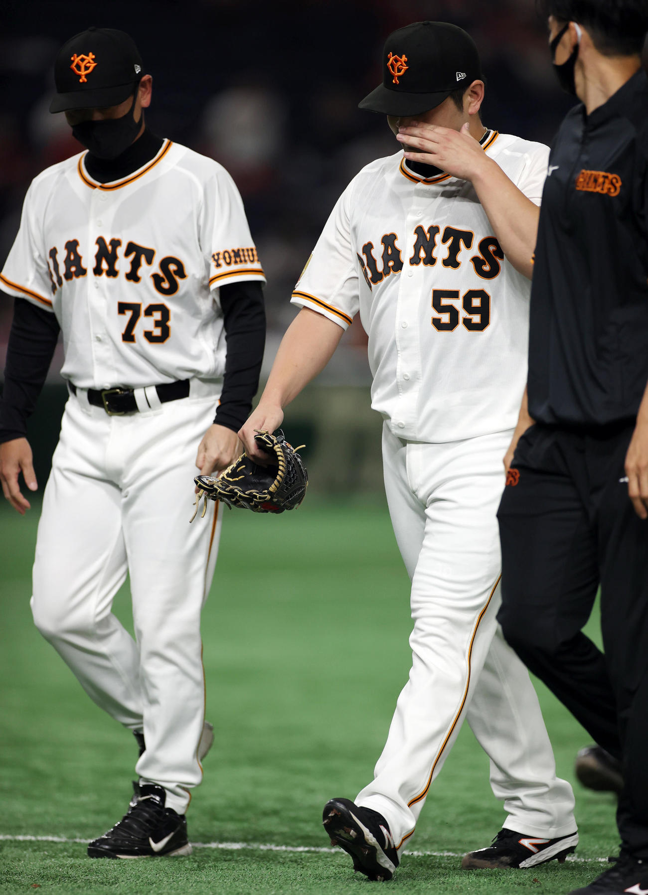 19日、巨人対広島　6回表途中、負傷交代する田中豊（中央）