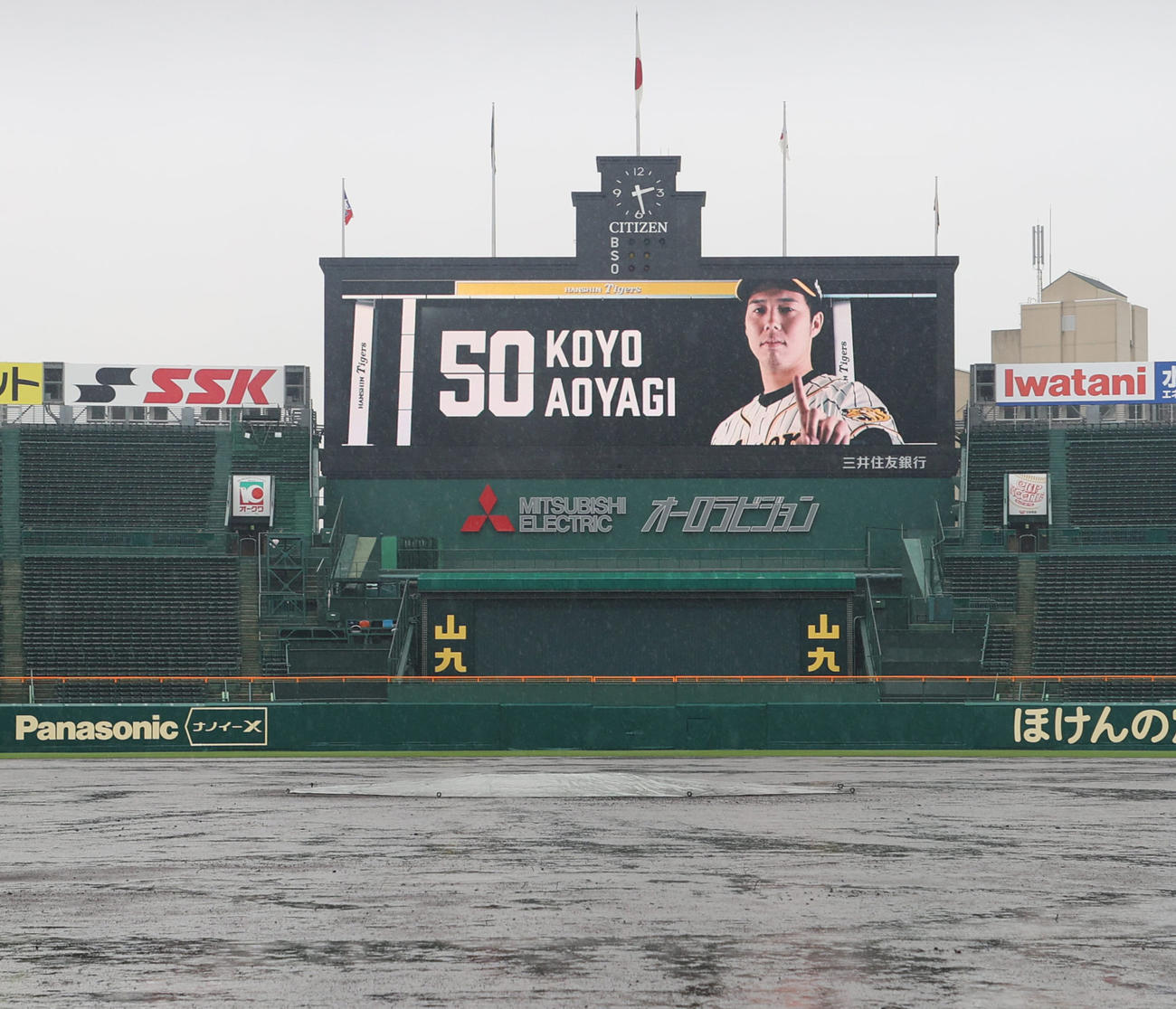 阪神対ヤクルト　雨の甲子園、モニターテストで青柳晃洋が表示される（撮影・清水貴仁）