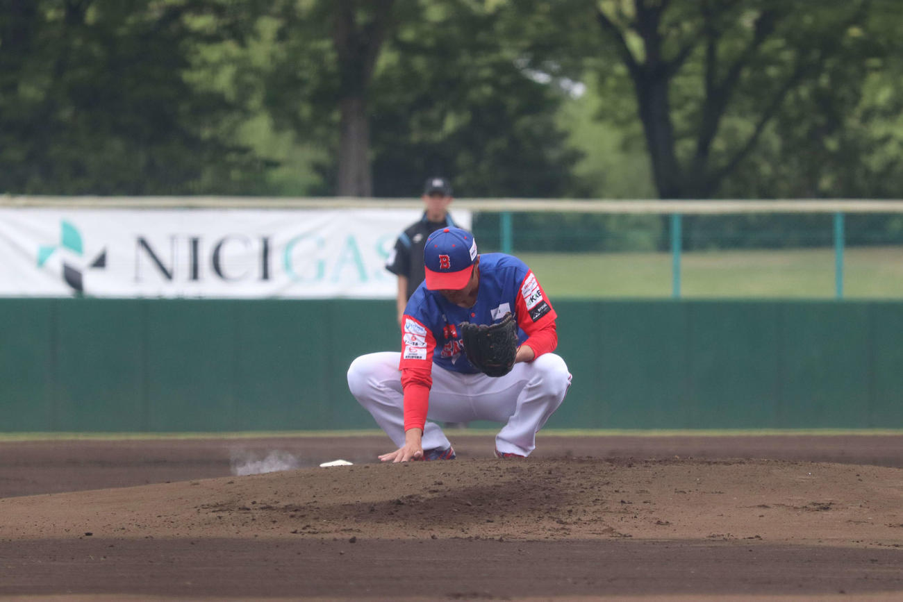 BC埼玉対BC茨城　マウンドに手を添える由規（撮影・勝部晃多）