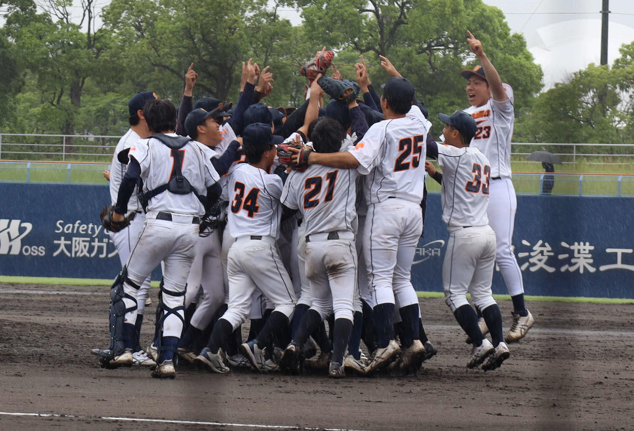 4年ぶりの全日本大学野球選手権出場を決め、喜ぶ和歌山大の選手ら（撮影・三宅ひとみ）