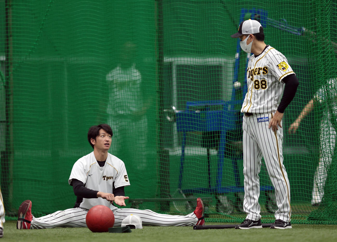 阪神対ヤクルト　室内練習場で言葉を交わす阪神近本（左）と矢野監督（撮影・前田充）