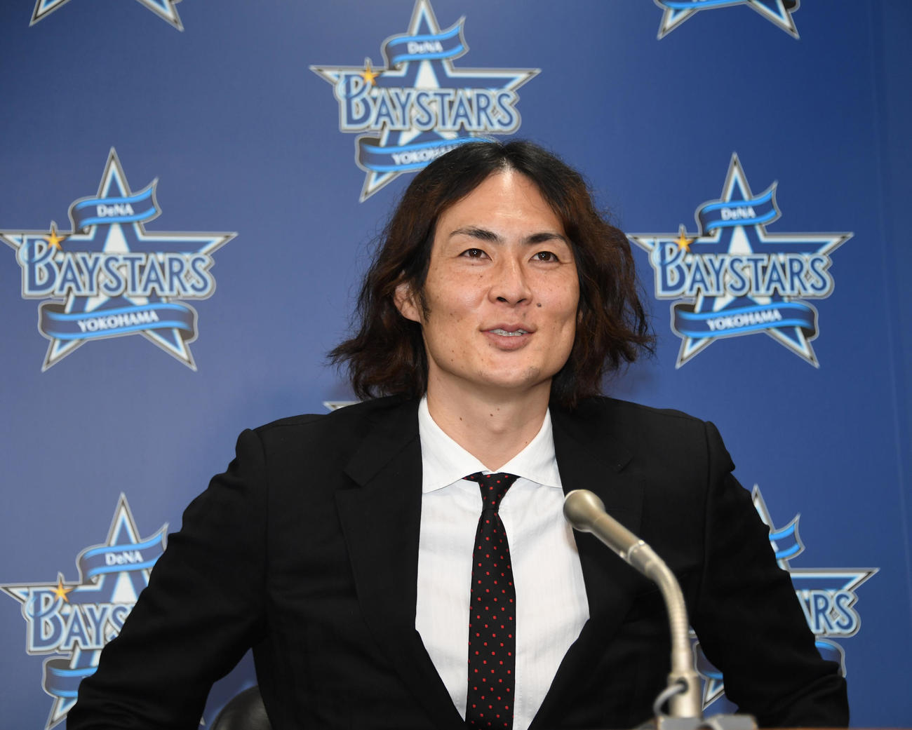 笑顔で引退記者会見に臨む石川雄洋氏（2021年3月21日撮影）